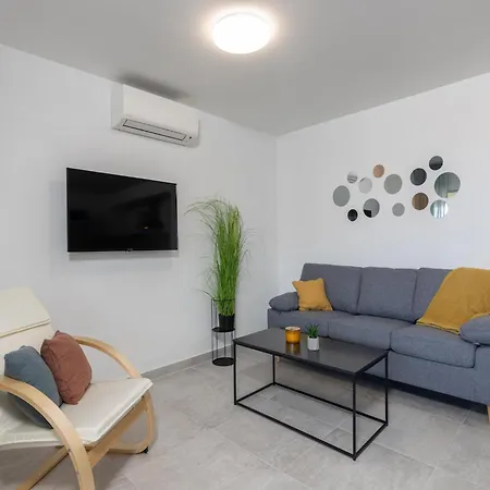 Beautiful With Swimming Pool And Balcony * Crikvenica