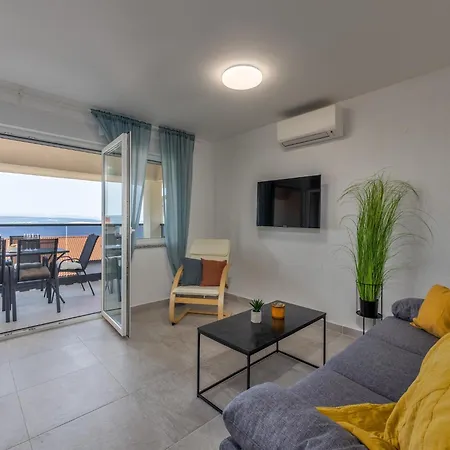 Beautiful With Swimming Pool And Balcony * Crikvenica