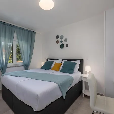 Beautiful With Swimming Pool And Balcony Apartment Crikvenica