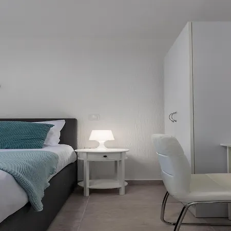 Beautiful With Swimming Pool And Balcony Crikvenica