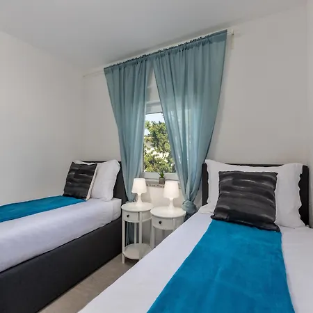 Apartment Beautiful With Swimming Pool And Balcony *