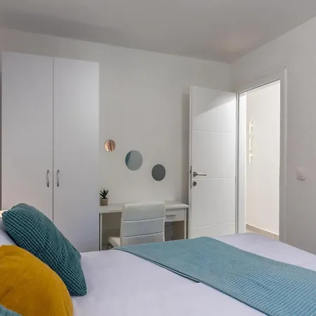 Beautiful With Swimming Pool And Balcony Crikvenica